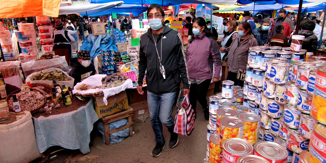 Un mercado de abasto popular en la ciudad de La Paz. Foto:  Josué Cortez