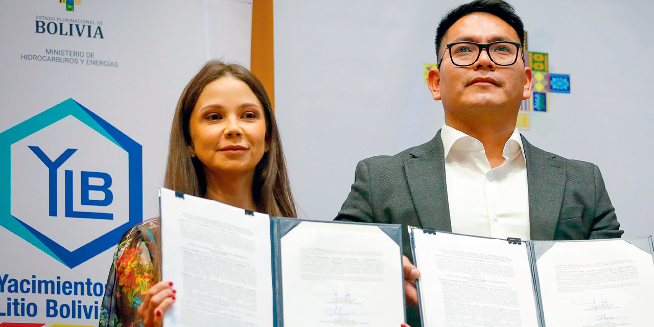 Los representantes de las empresas rusa y boliviana luego de la suscripción del contrato. Foto: ARCHIVO