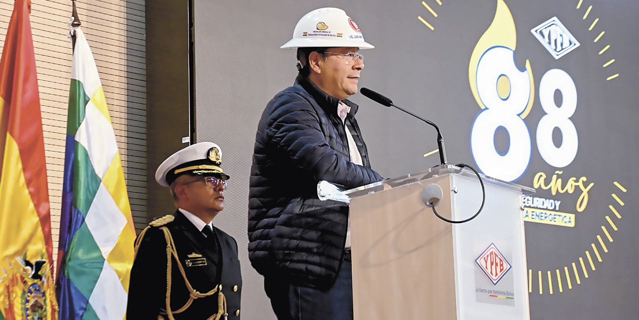 El presidente Luis Arce en el aniversario de los trabajadores petroleros en La Paz.