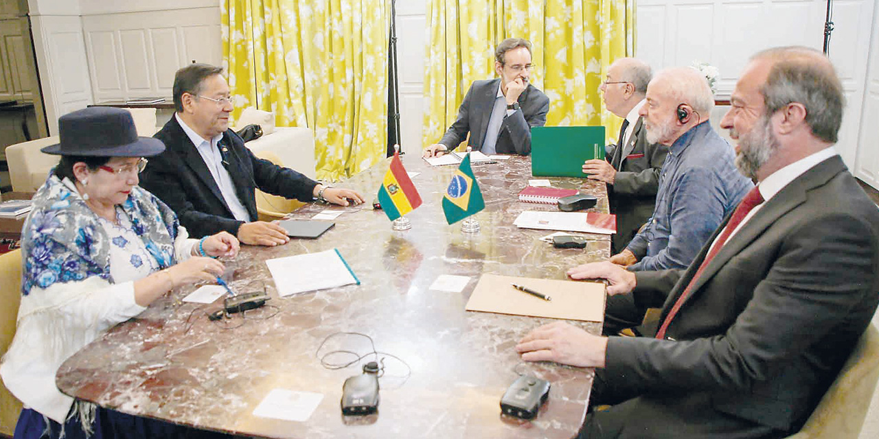 El presidente Luis Arce y su similar de Brasil, Luiz Inácio Lula da Silva, se reunieron en Montevideo, Uruguay.