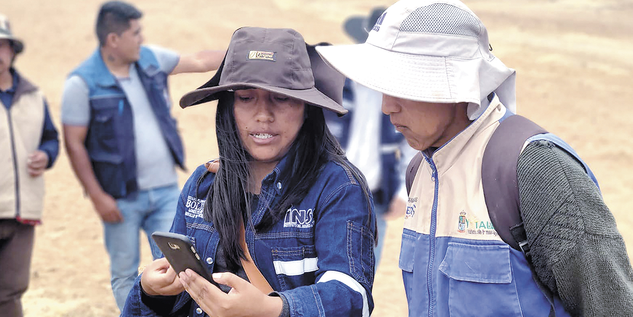 Los técnicos del seguro agrario posibilitan el registro de los productores.