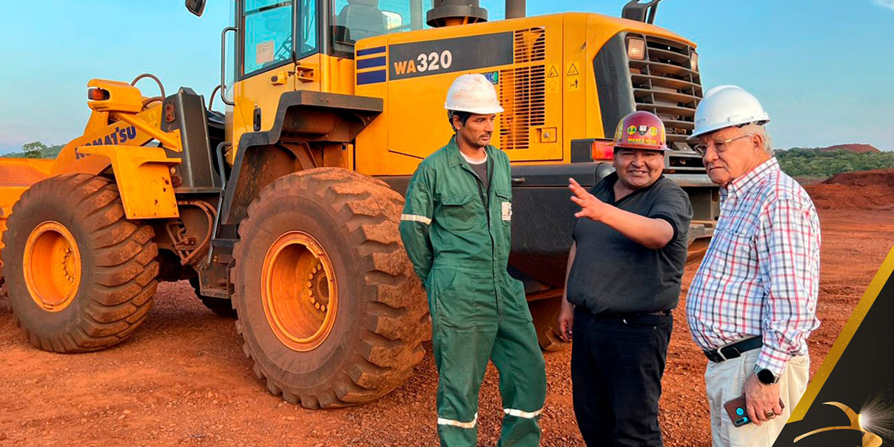 El ministro de Minería, Alejandro Santos (centro), durante su visita al complejo industrial. Foto:  MMM