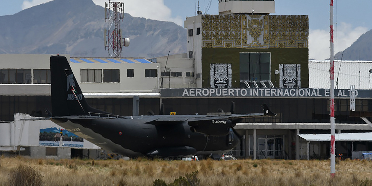 El frontis del aeropuerto de El Alto. Foto: Archivo