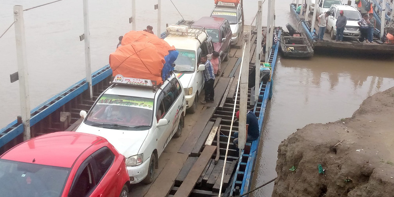 Coches que cruzan el río Mamoré. Foto: RRSS RED TACANA