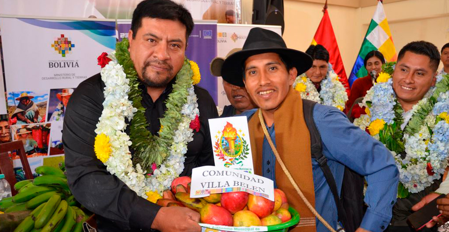 El ministro Flores recibe el agradecimiento de los productores. Foto: MDRyT