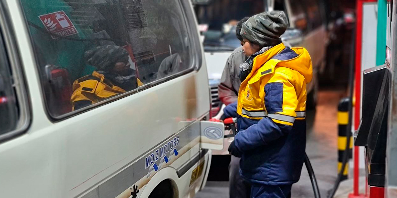 El carguío de combustible en una estación de servicio de La Paz. Foto: ANH