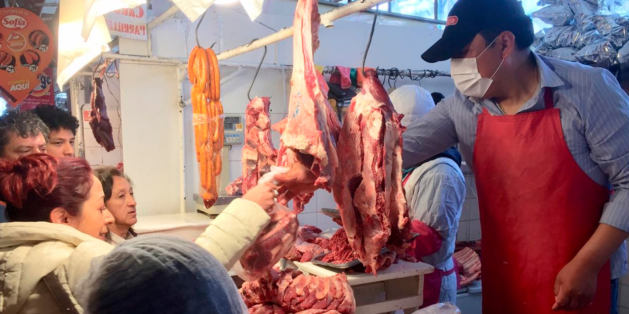 Venta de carne de res al detalle en el mercado Rodríguez, en la ciudad de La Paz. Foto: Archivo