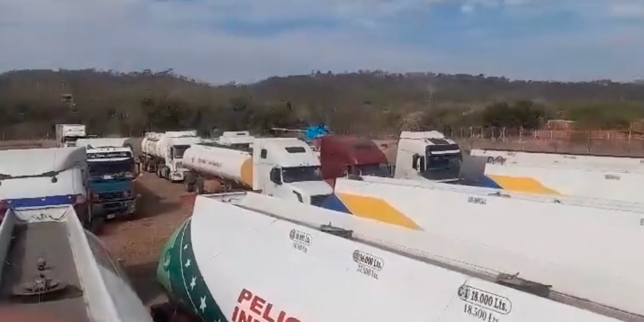 El parqueo con los camiones cisterna parados en la frontera con Argentina. Foto: CAPTURA VIDEO RRSS