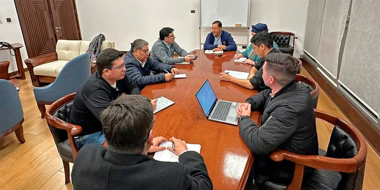 El presidente Luis Arce, en la Casa Grande del Pueblo, en reunión con su gabinete económico. Foto: Presidencia