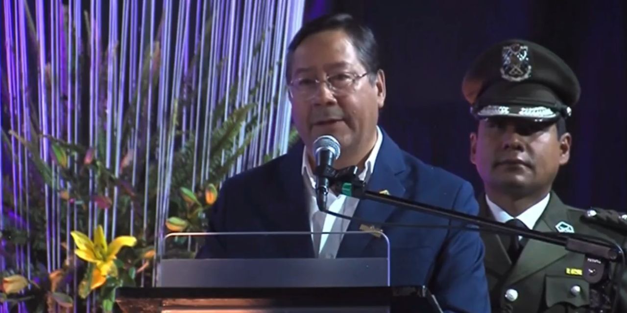 El presidente Luis Arce en el acto de celebración de los 10 años del Campo Ferial Chuquiago Marka de La Paz.