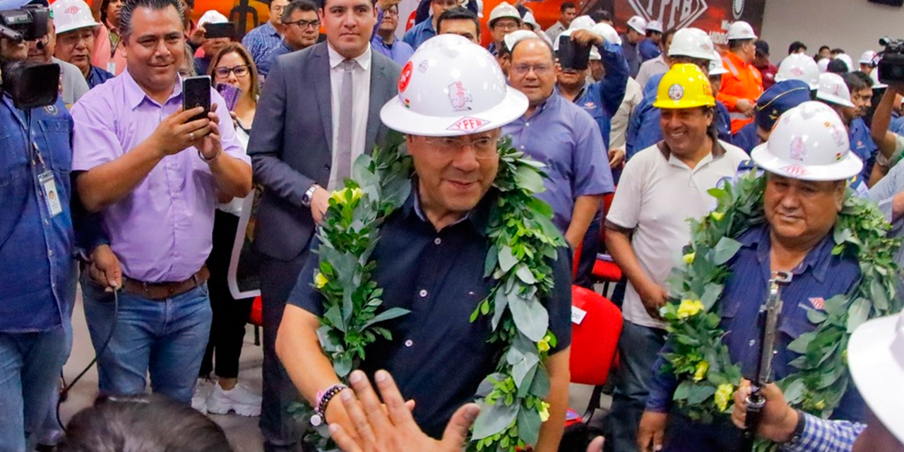 El mandatario Luis Arce intercambia saludos durante el acto de la Federación de Trabajadores Petroleros de Bolivia, en la ciudad de Santa Cruz de la Sierra. Foto: Presidencia