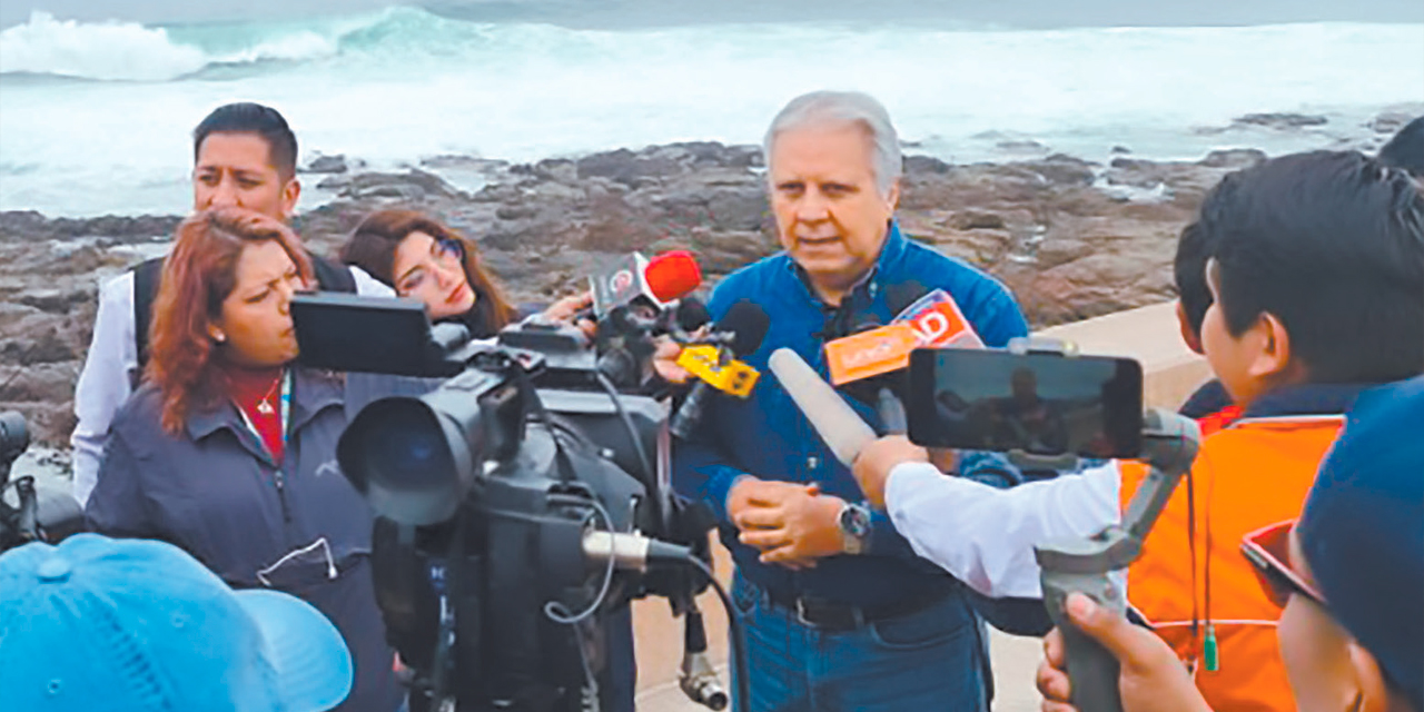 El gobernador marítimo de Arica, Hugo Edmunds, en declaraciones a la prensa. Foto: YPFB