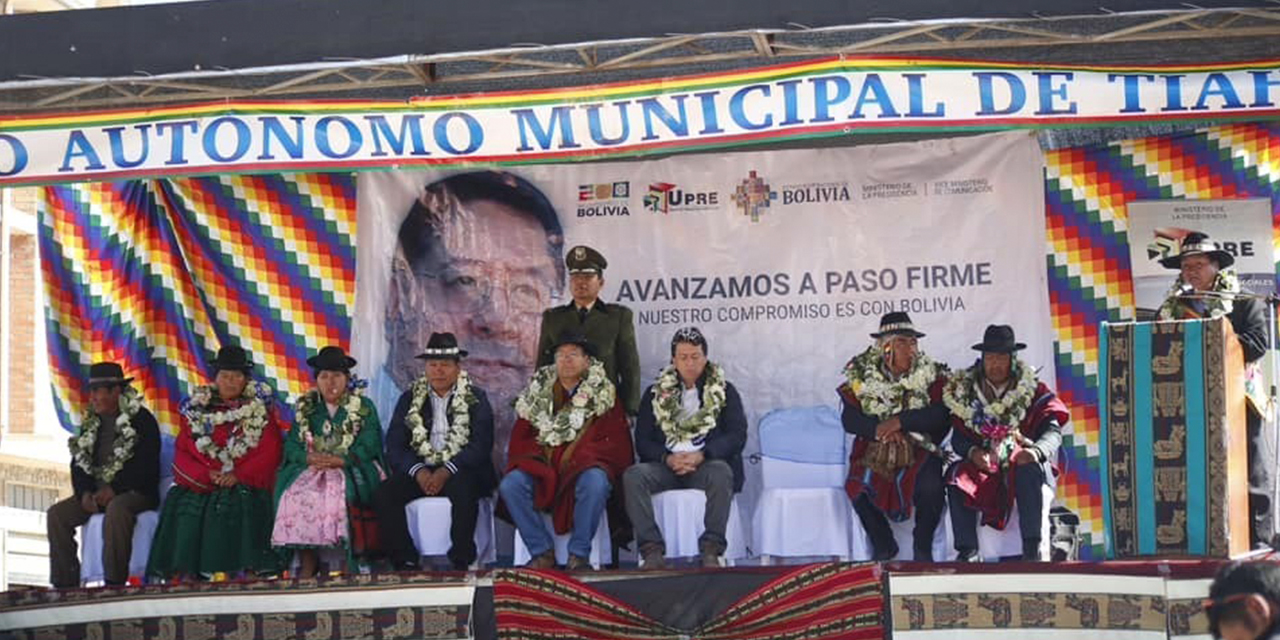 El presidente Luis Arce y las autoridades durante la entrega de los convenios en Oruro. Foto:  Presidencia