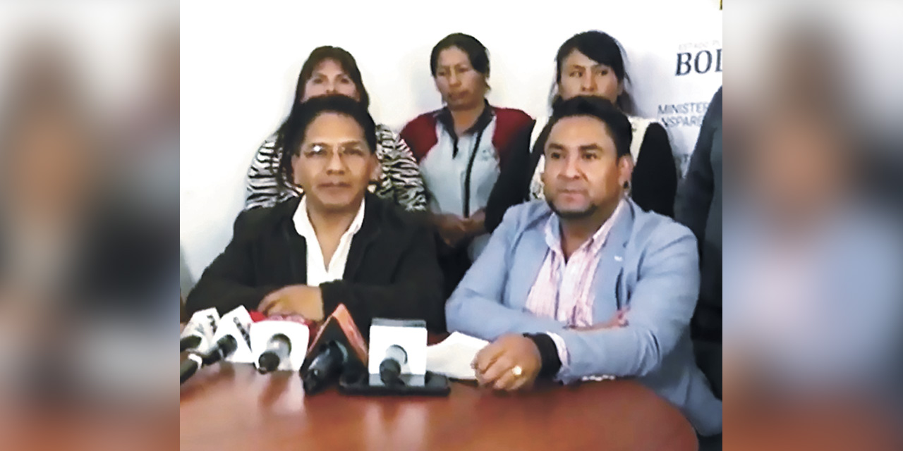 Los viceministros Silva (izq.) y Siles en conferencia de prensa, en Cochabamba.a | Foto: Captura Bolivia Tv.