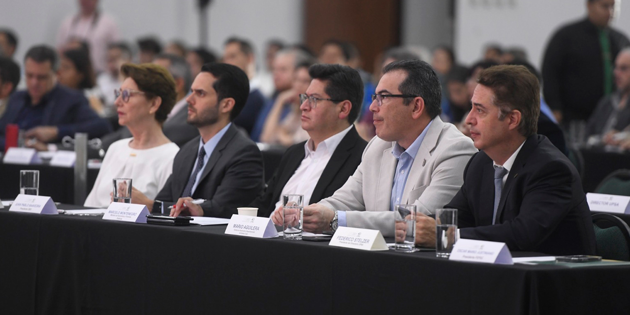 El ministro de Economía, Marcelo Montenegro (centro), junto a otros participantes del encuentro. Foto: CBDI