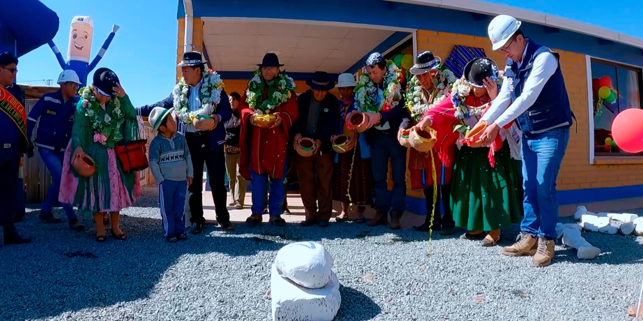 La tradicional ch’alla de las nuevas viviendas entregadas. Foto: Presidencia