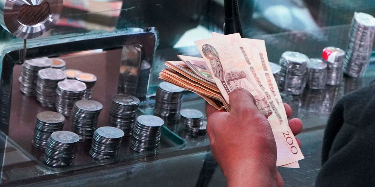 Billetes y monedas bolivianas.