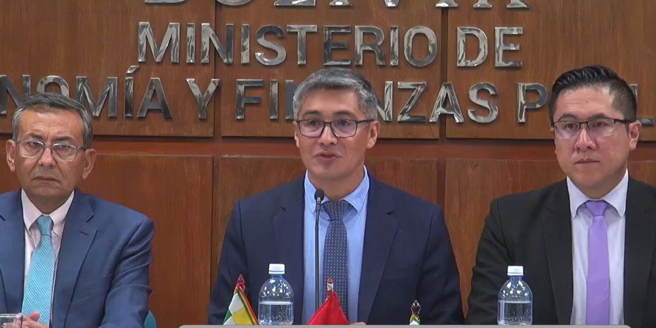 El ministro de Economía y Finanzas Públicas, José Gabriel Espinoza.