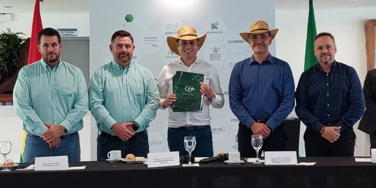 El vicepresidente Lara junto a representantes y autoridades del sector.