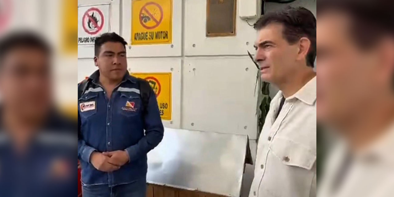 El presidente Paz en una estación de servicio.