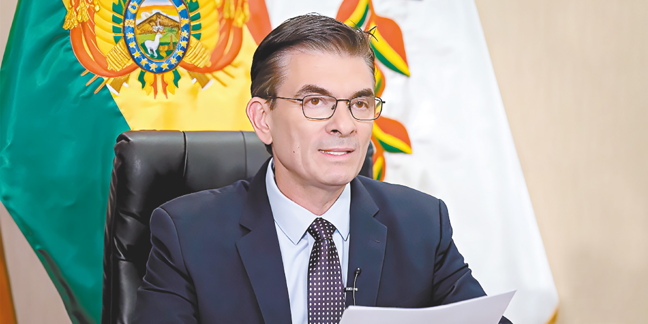 Paz conforma la Comisión de la Verdad de Hidrocarburos