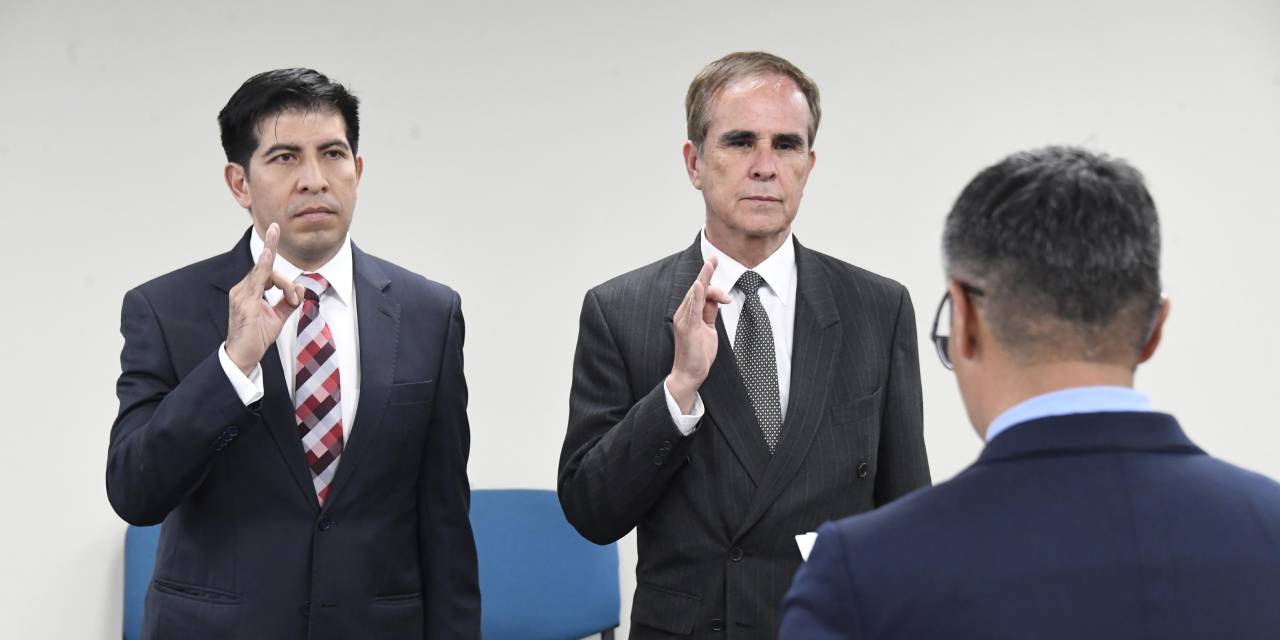 El gerente de la Gestora, Marcelo Fernández, y el director de la Asfi, Mario Requena, en el acto de posesión. Foto: Josué Cortez El gerente de la Gestora, Marcelo Fernández, y el director de la Asfi, Mario Requena, en el acto de posesión. Foto: Josué Cortez