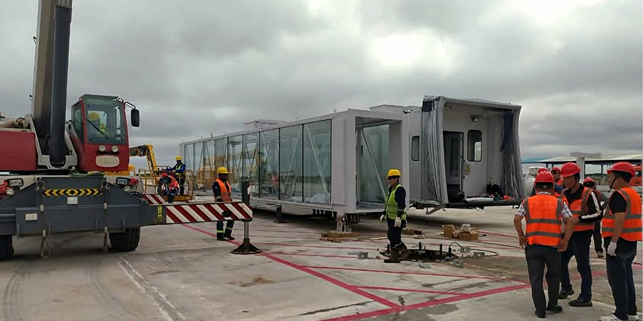 En aeropuerto cruceño de Viru Viru instalan puente de abordaje para embarque rápido y seguro