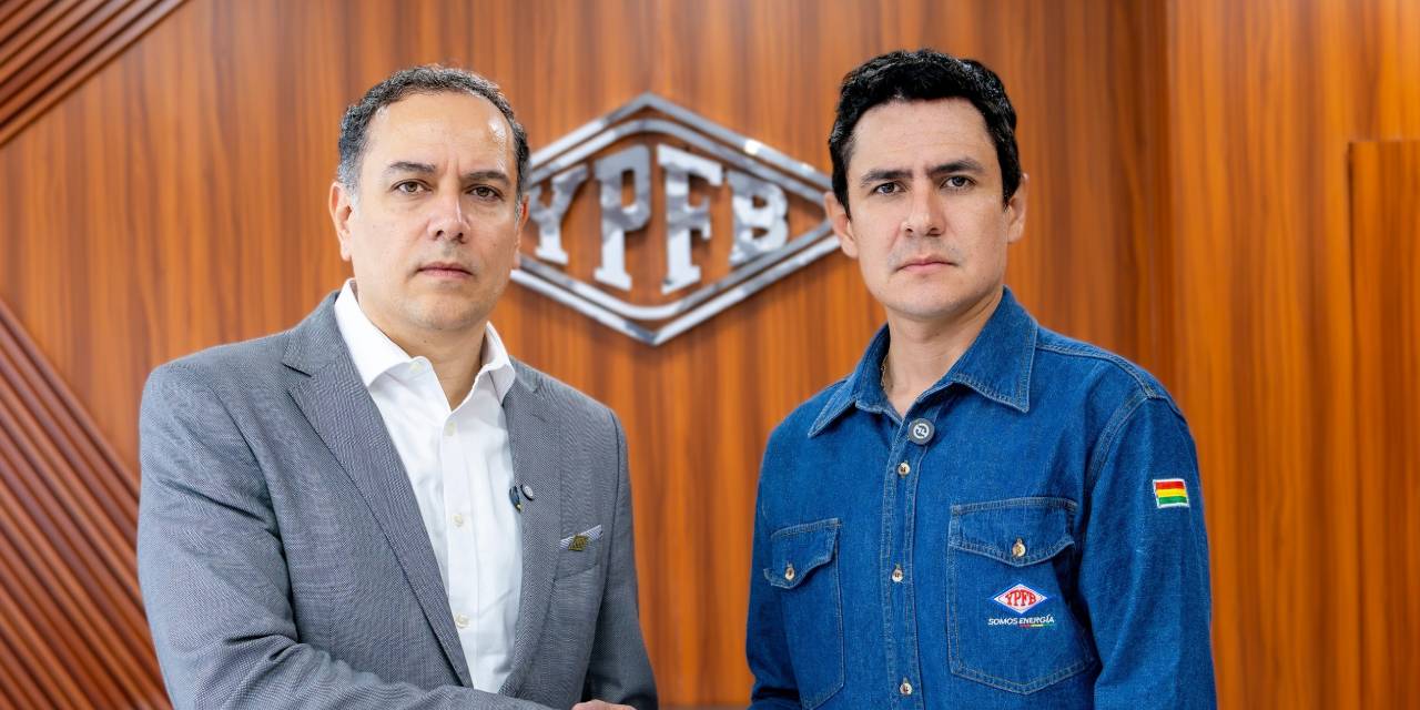 El presidente de YPFB, Yussef Akly, y el nuevo Distrital Comercial Amazónico con sede en Riberalta, Guillermo Durán Marpartida. Foto: YPFB