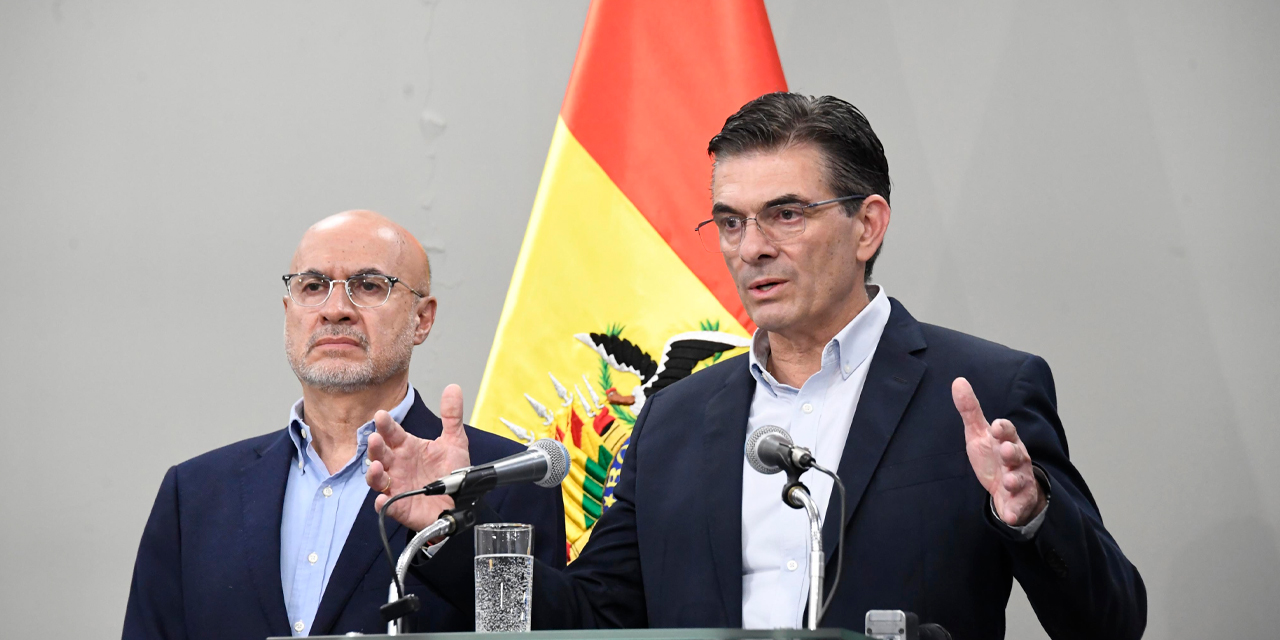 El presidente Rodrigo Paz, junto al ministro de la Presidencia, José Luis Lupo, en conferencia de prensa