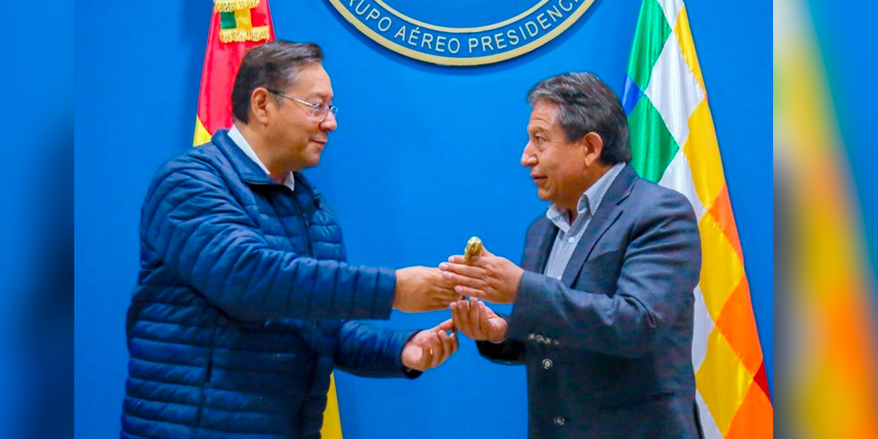 El presidente Arce le entrega al vicepresidente Choquehuanca el Bastón de Mando. Foto:  Presidencia