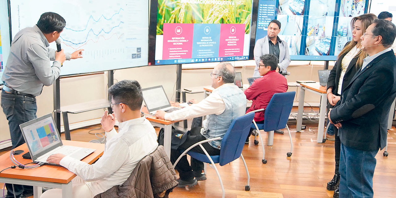  El equipo técnico especializado le explica al presidente Luis Arce el alcance del monitoreo. Foto: Jorge Mamani