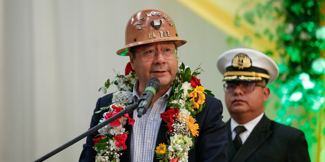 El presidente Luis Arce en el acto por el 47 aniversario de la Federación Departamental de Cooperativas Mineras de La Paz.