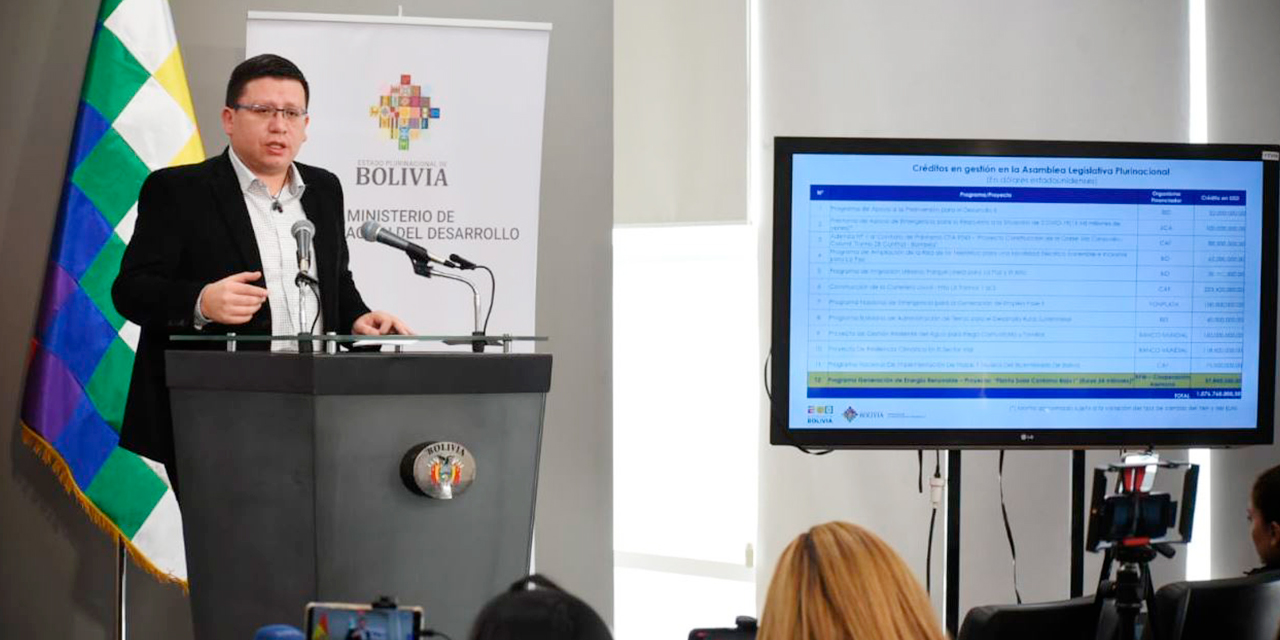 El ministro de Planificación del Desarrollo, Sergio Cusicanqui, en conferencia de prensa en la Casa Grande del Pueblo. Foto: Gustavo Ticona