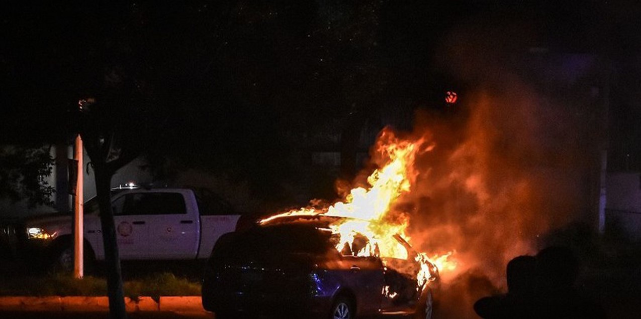 Un vehículo incendiado en un barrio popular de Jalisco. Foto captura RT