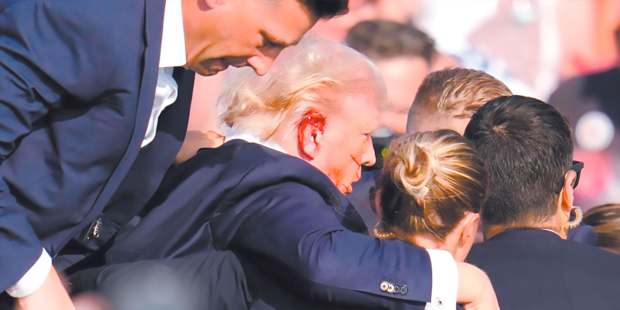 Donald Trump, con una herida en el oído, es evacuado por su equipo de seguridad. Foto: Noticias Telemundo