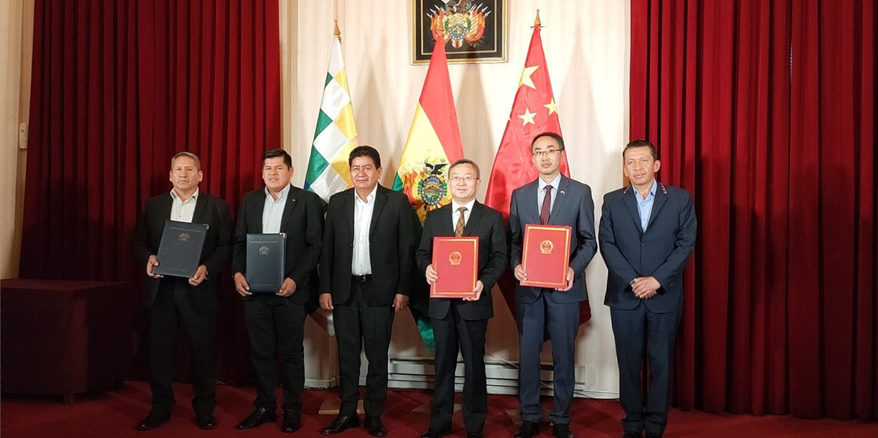 Autoridades bolivianas y chinas durante la firma del convenio. Foto Min. Defensa