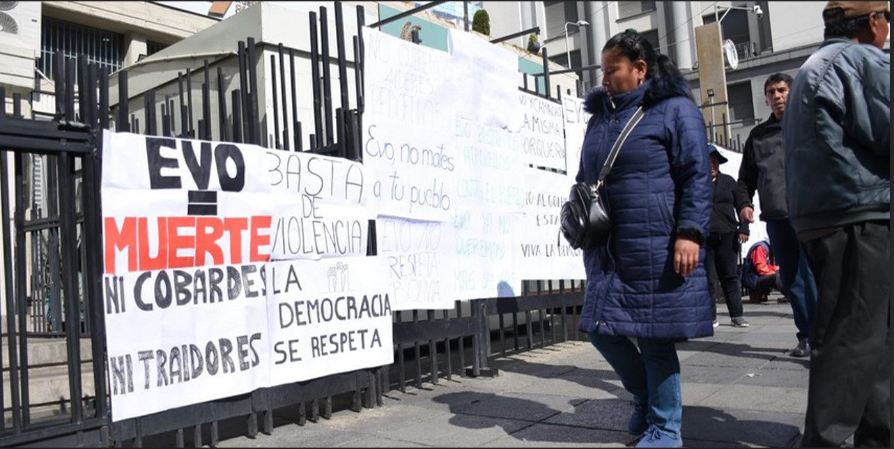 Carteles en un edificio público contra la marcha de Evo. Foto APG