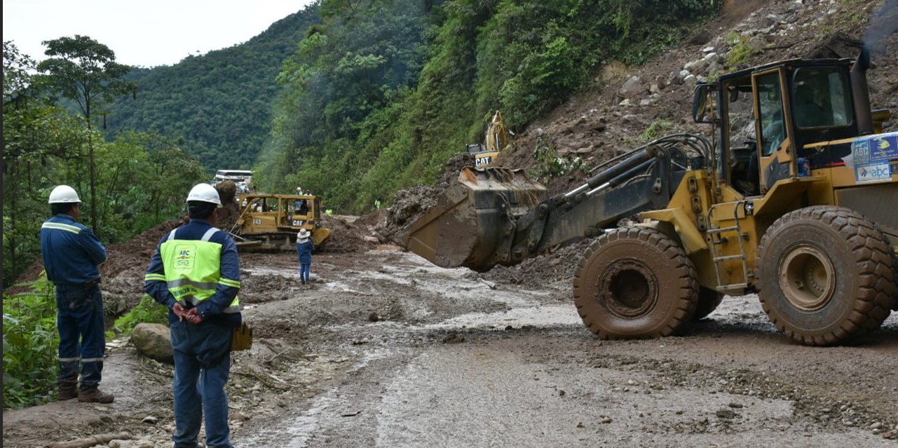 Trabajo con maquinaria pesada para rehabilitar ruta a los Yungas de La Paz. Foto archivo ABC