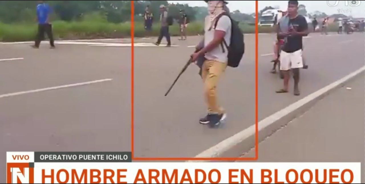  Un hombre armado en un punto de bloqueo en el trópico de Cochabamba. Captura de pantalla Red Uno