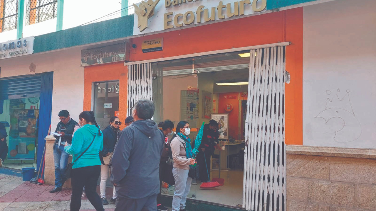 Los bancos atendieron con total normalidad a la población. (Foto: Crisologo Chiri)