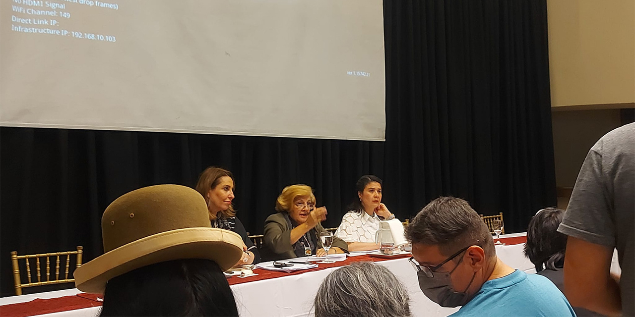 Representantes de la CIDH en reunión con los expresos políticos en Cochabamba. | Foto: Osvaldo Gareca