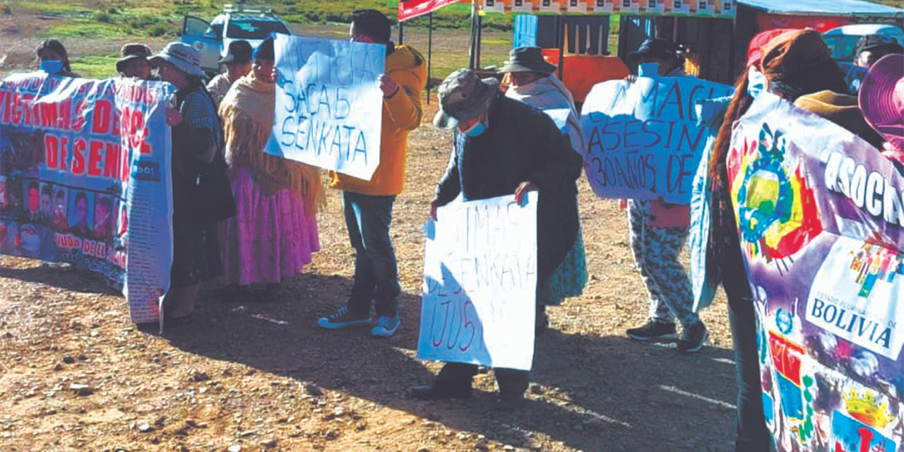 Familiares y víctimas de Senkata instalaron ayer una vigilia de protesta en el ingreso del penal de Chonchocoro. (Foto: RRSS)