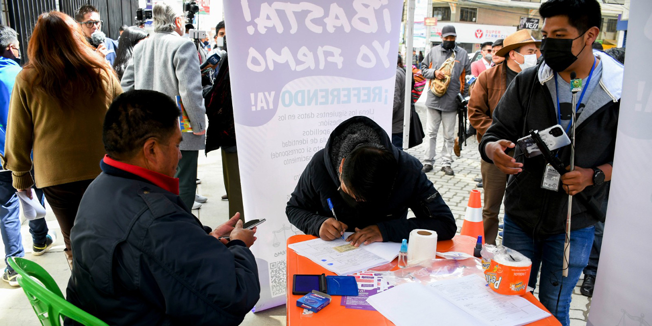 Firmas en libros para un referéndum constitucional.