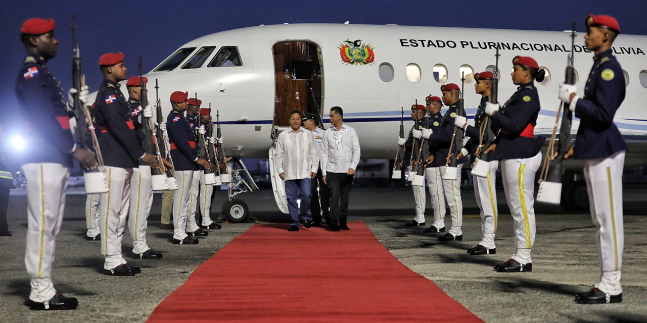 El presidente de Bolivia, Luis Arce Catacora, en su arribo a República Dominicana. (Foto: Presi-dencia)