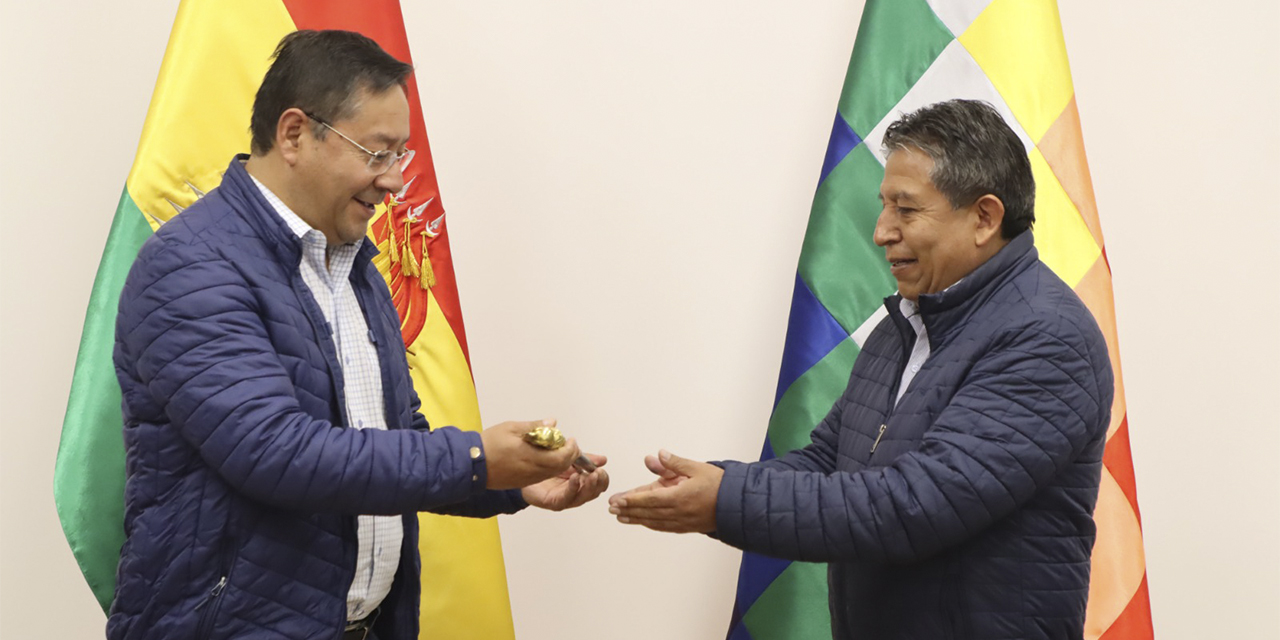 El presidente Luis Arce entrega el Bastón de Mando al vicepresidente, David Choquehuanca. Foto | Presidencia