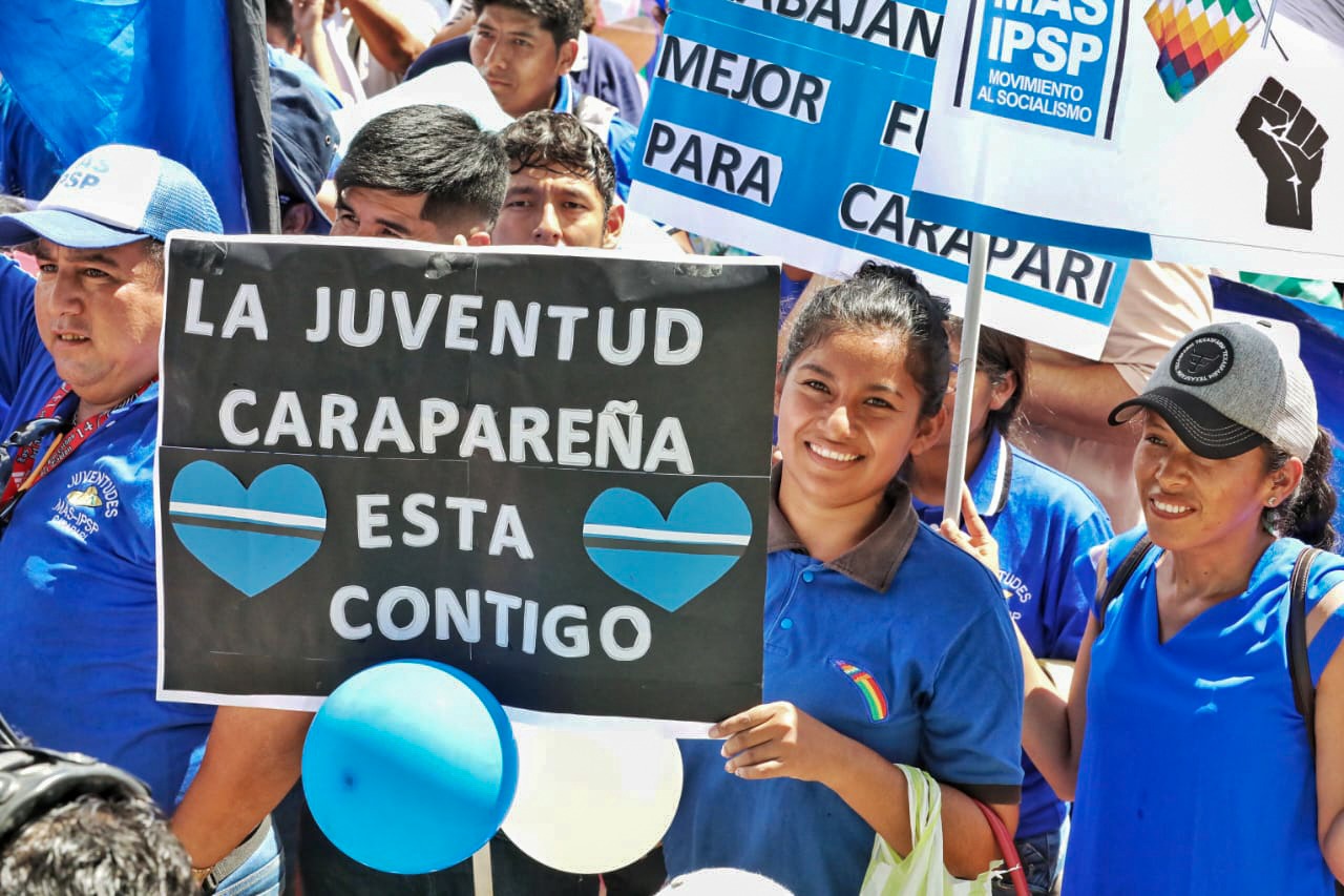 Los jóvenes reciben al Jefe de Estado con carteles de apoyo.