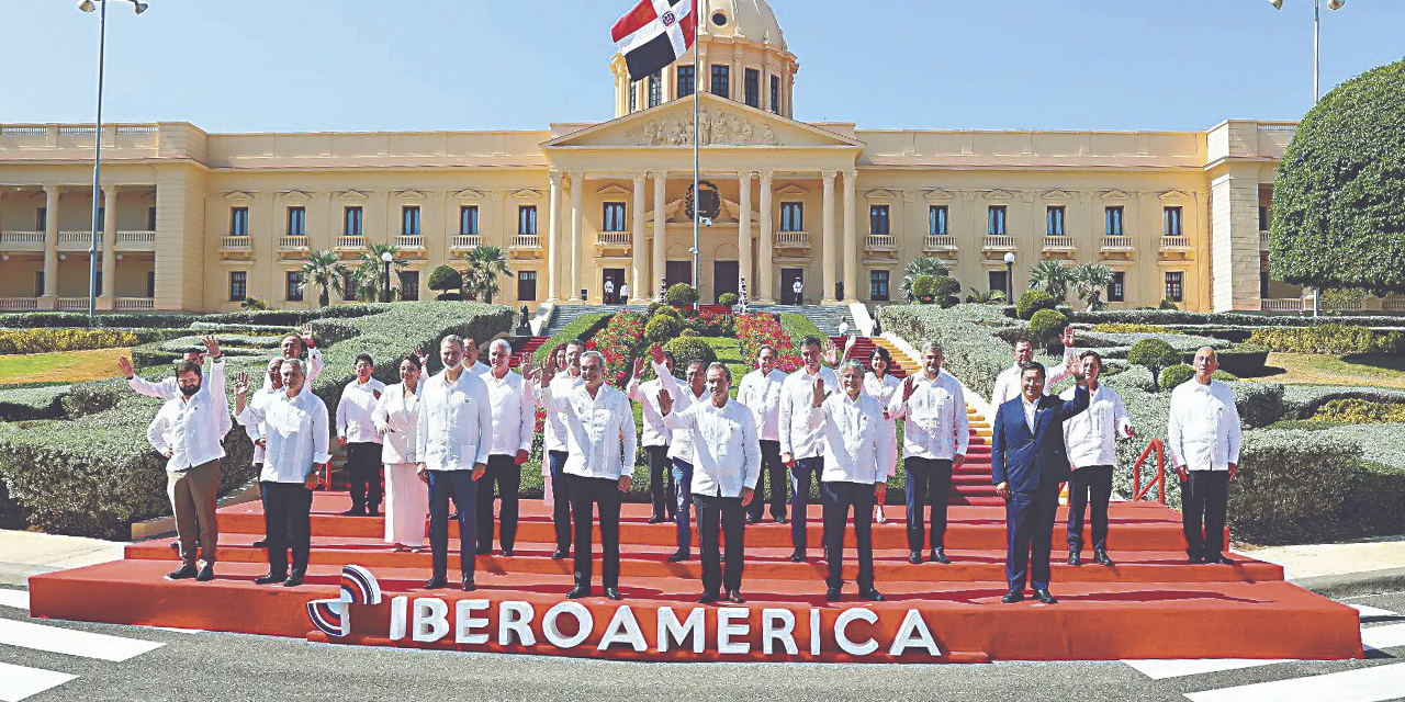 Foto oficial de los jefes de Estado y Gobierno ayer en la Cumbre Iberoamericana.