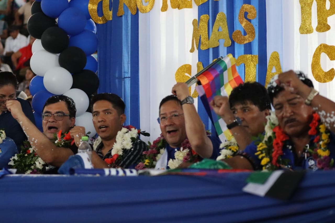 El Primer Mandatario junto al expresidente Evo Morales y el senador Andrónico Rodríguez.