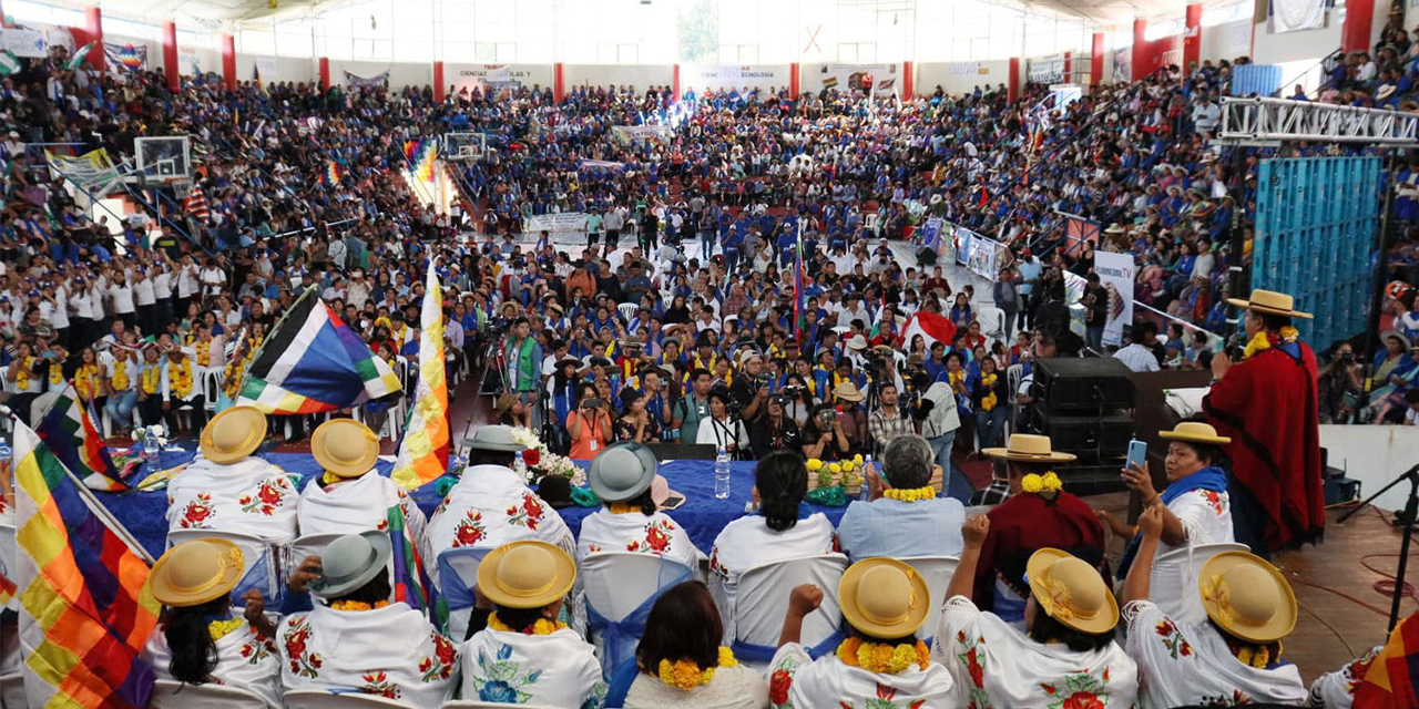 Al coliseo universitario de Yapacaní llegaron mujeres de todo el mundo. (Foto: Presidencia)