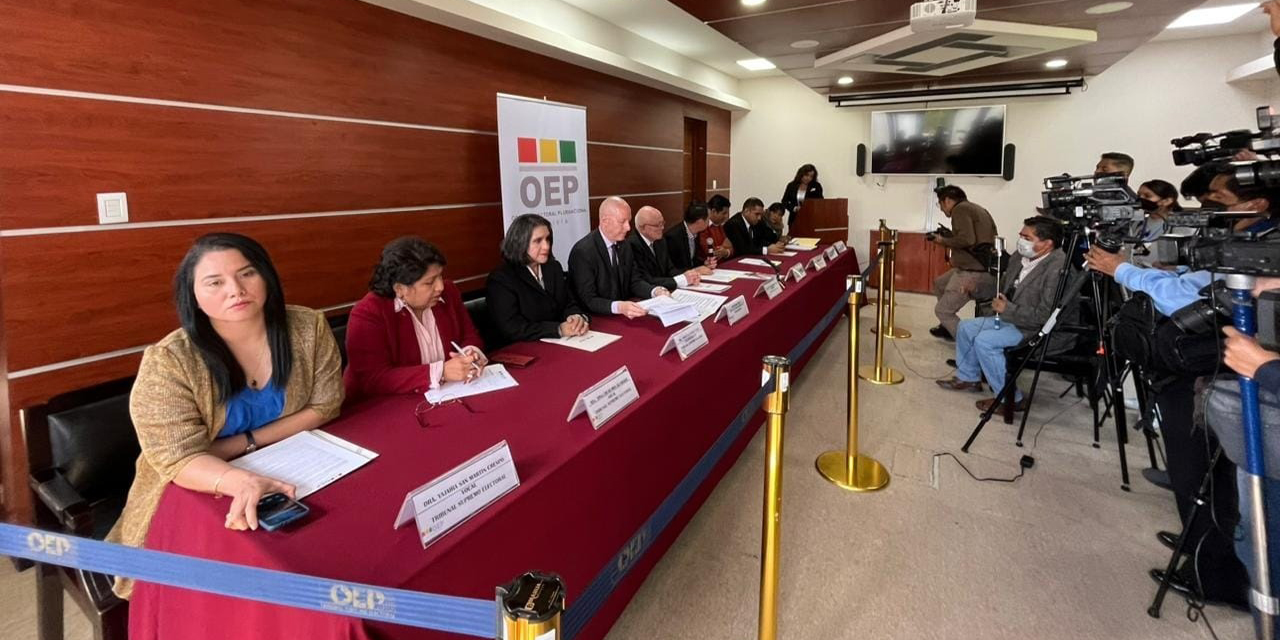 La conferencia de prensa de las autoridades del Tribunal Supremo Electoral y los representantes de los organismos internacionales. (Foto: OEP)